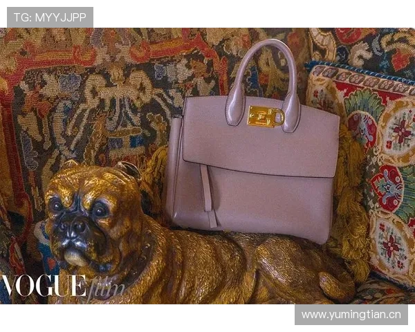 拉菲尼亚比赛里拼得像邻家小伙儿，出隧道背个大牌包直接把画风拉满