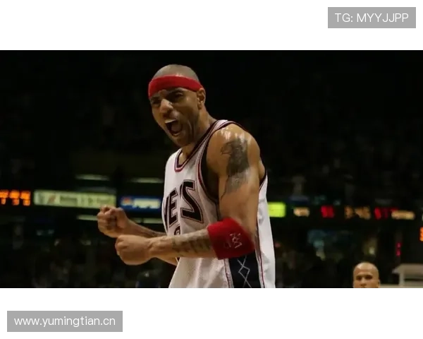 肯扬·马丁突破篮下制造冲击，助力球队内线防守提升显著