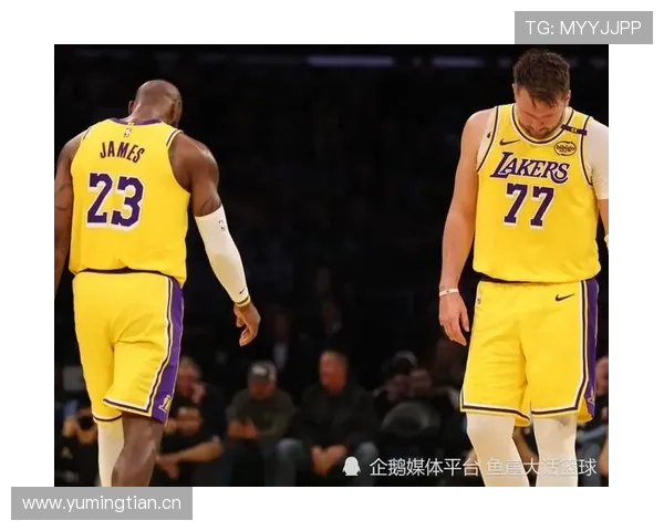 詹姆斯关键时刻单打效率压制字母哥助湖人拉开分差